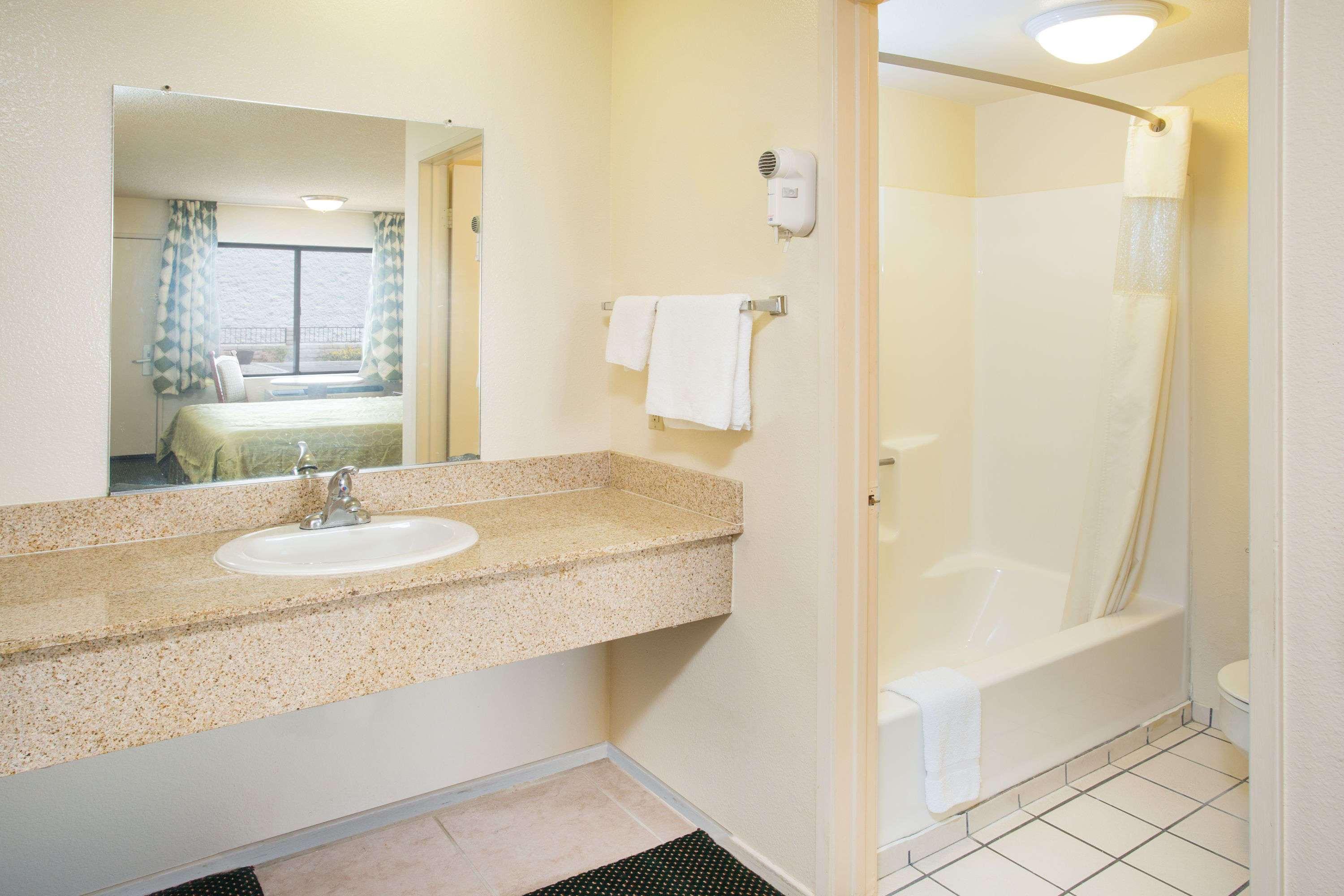 Motel Travelodge By Wyndham 2*